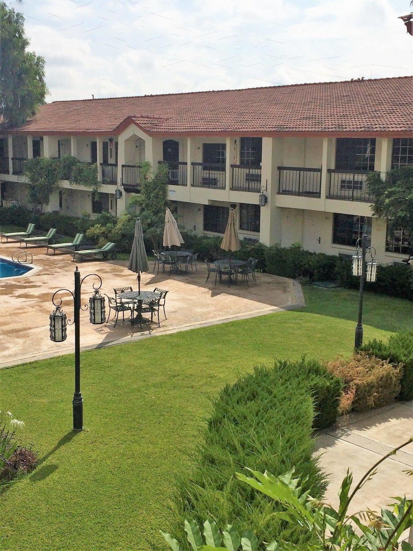 Quinta Dorada Hotel & Suites Saltillo Exterior foto